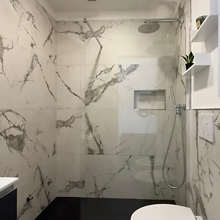 Aquavista - & Poolside *