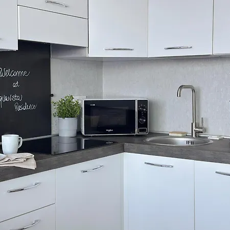 Aquavista - & Poolside *