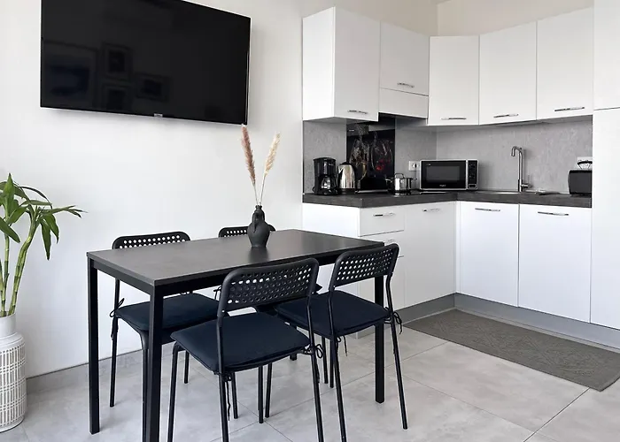 Aquavista - & Poolside *