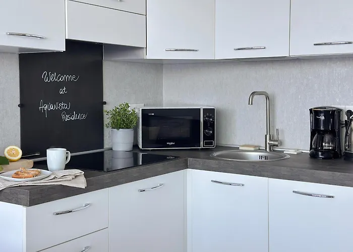 Aquavista - & Poolside *